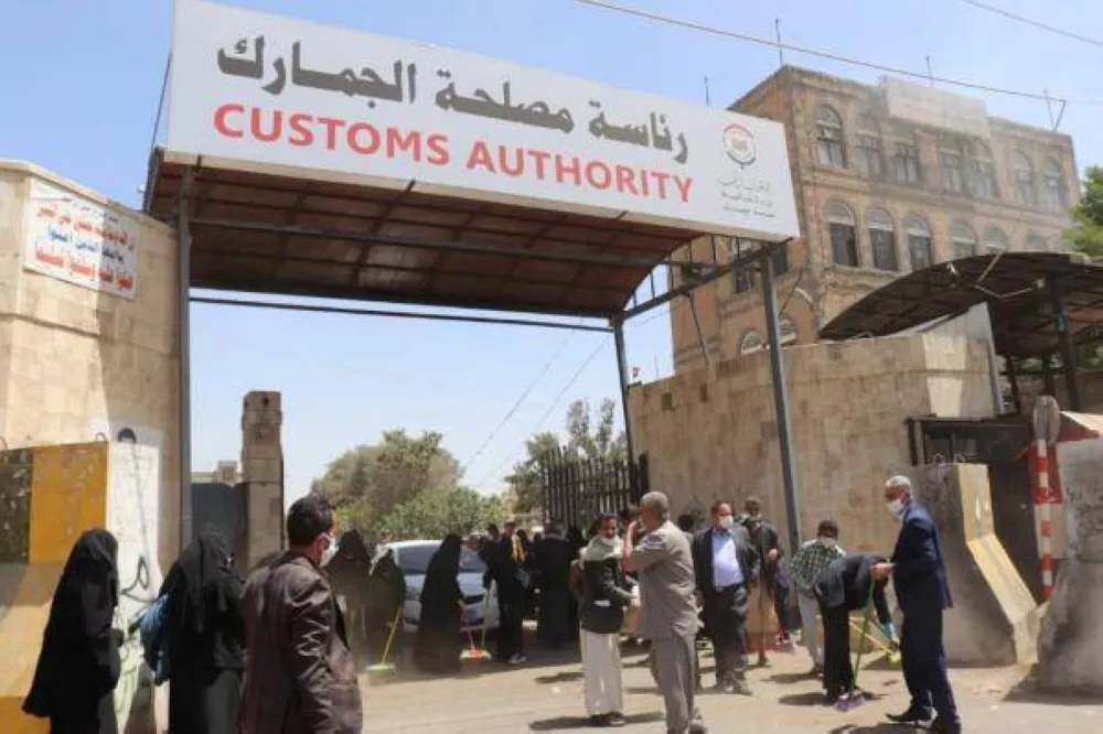 الحوثيون يحتجزون سيارات في صنعاء بحجة عدم الجمركة رغم إغلاقهم للجمارك