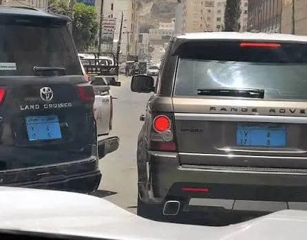 الحوثيون يهددون ناشطًا بالسجن بعد كشفه اختلالات في بيع لوحات السيارات
