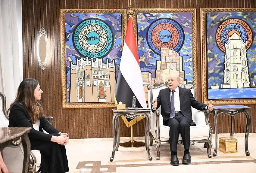 الرئيس العليمي: التعامل مع الحوثيين كسلطة أمر واقع يعرقل السلام ويشرعن العنصرية
