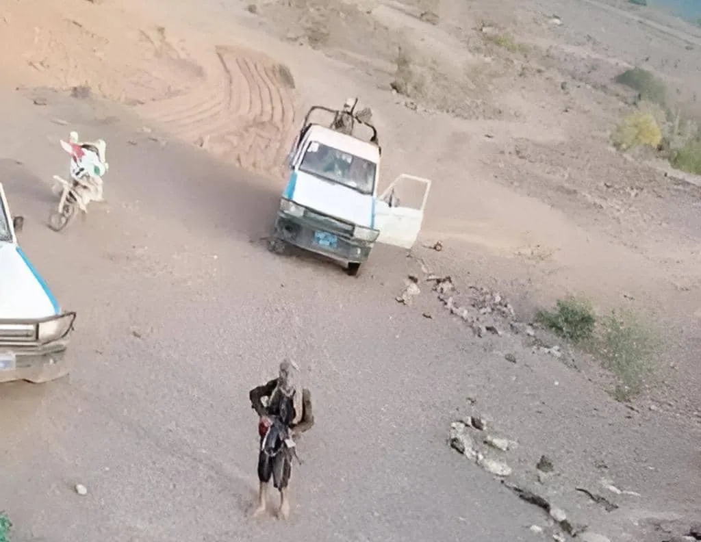 الحوثيون يداهمون منزل مواطن في عمران ويطلقون عليه الرصاص الحي