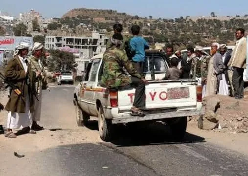 مسلحون حوثيون يوقفون سيارة محامٍ ويحاولون اختطاف موكله بصنعاء