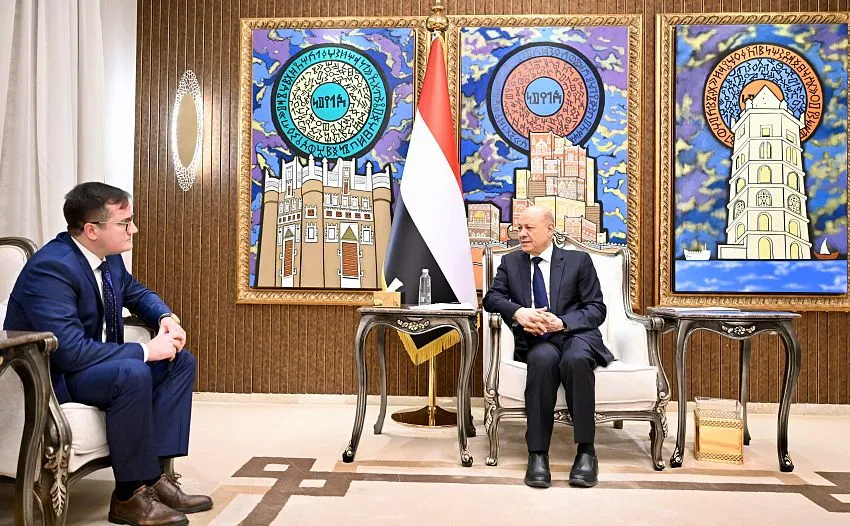 العليمي يشيد بتنامي العلاقات اليمنية الروسية ويدعو موسكو للمساهمة في إعادة الإعمار