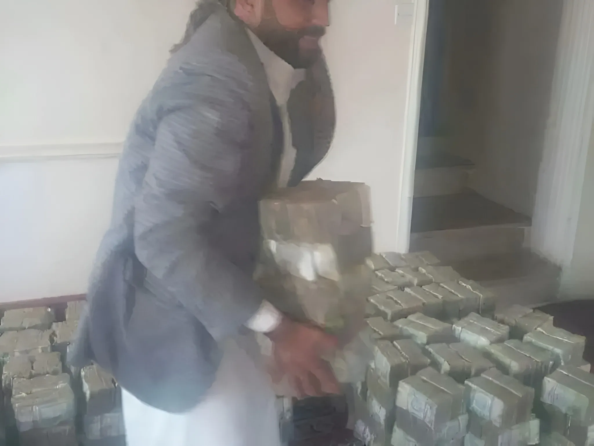 سياسي يمني يتهم الحوثيين بمواصلة قطع المرتبات وصرفها وفق الولاء