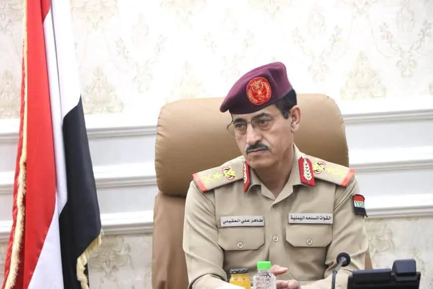 وزير الدفاع يحذر: تصاعد التنسيق بين الحوثي والقاعدة وداعش يهدد الأمن الإقليمي والدولي