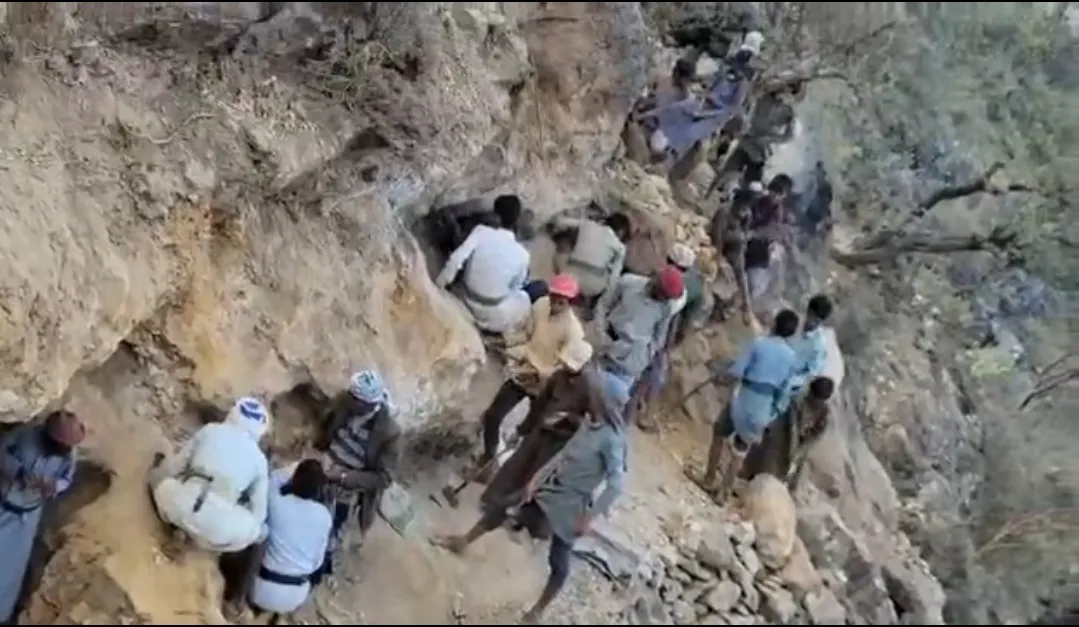 رابطة حقوقية: الحصار الحوثي دفع أهالي حجور للموت في مناجم الذهب التقليدية