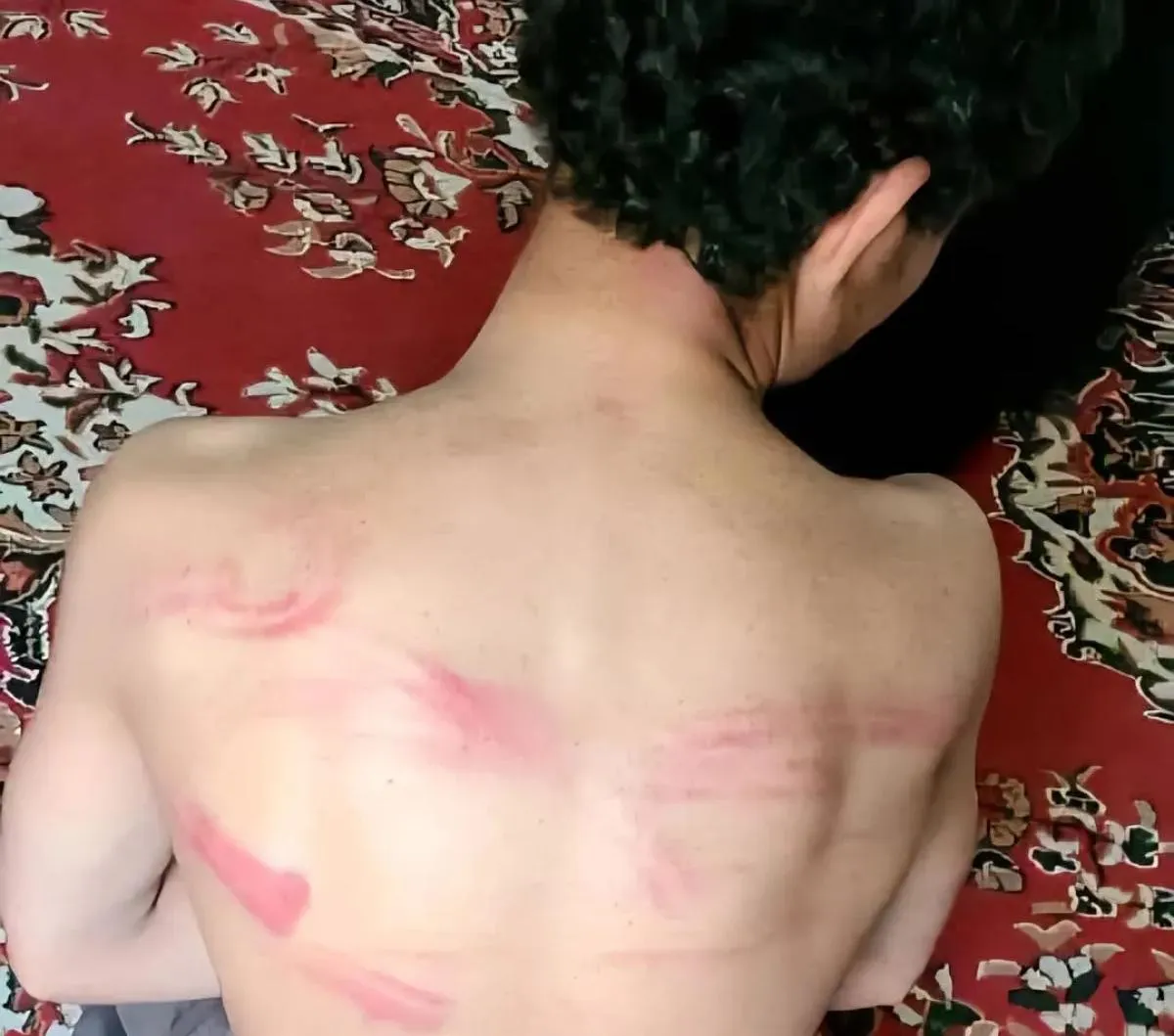 قيادي حوثي يقوم باختطاف وتعذيب طفل في صعدة