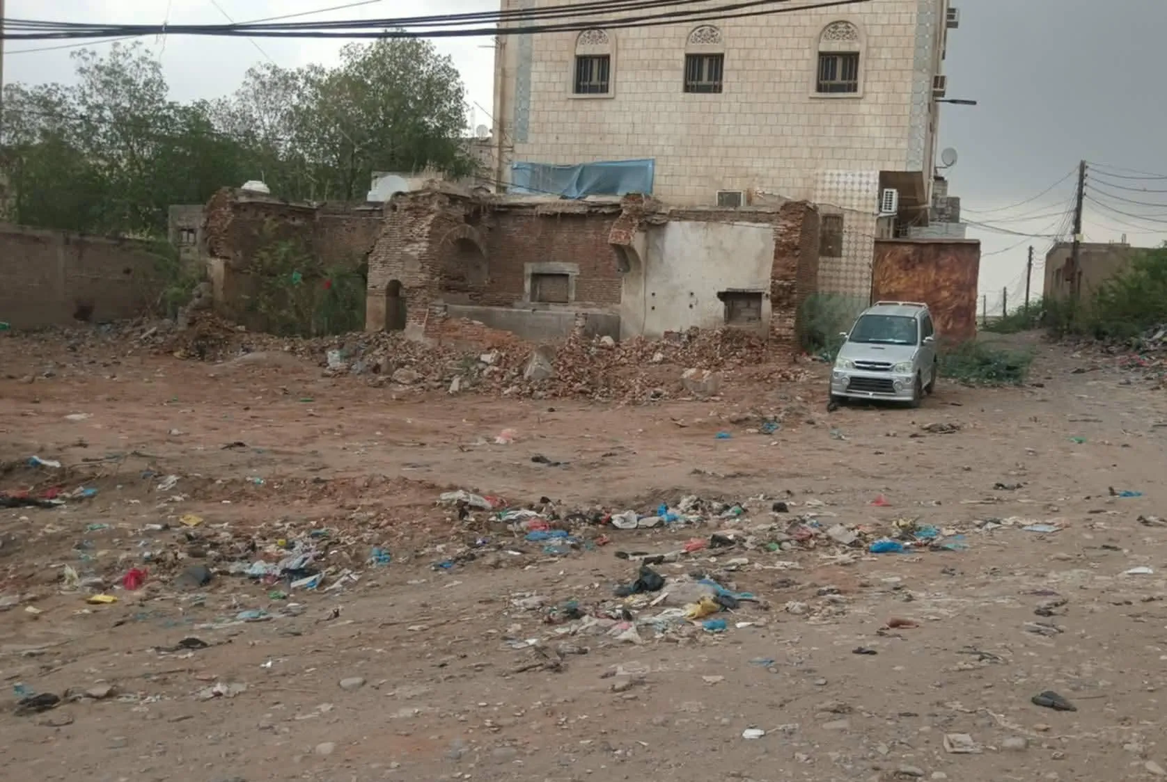 نجل مسؤول حوثي يهدم مبنى استثماري بالحديدة ويستولي على الأرضية