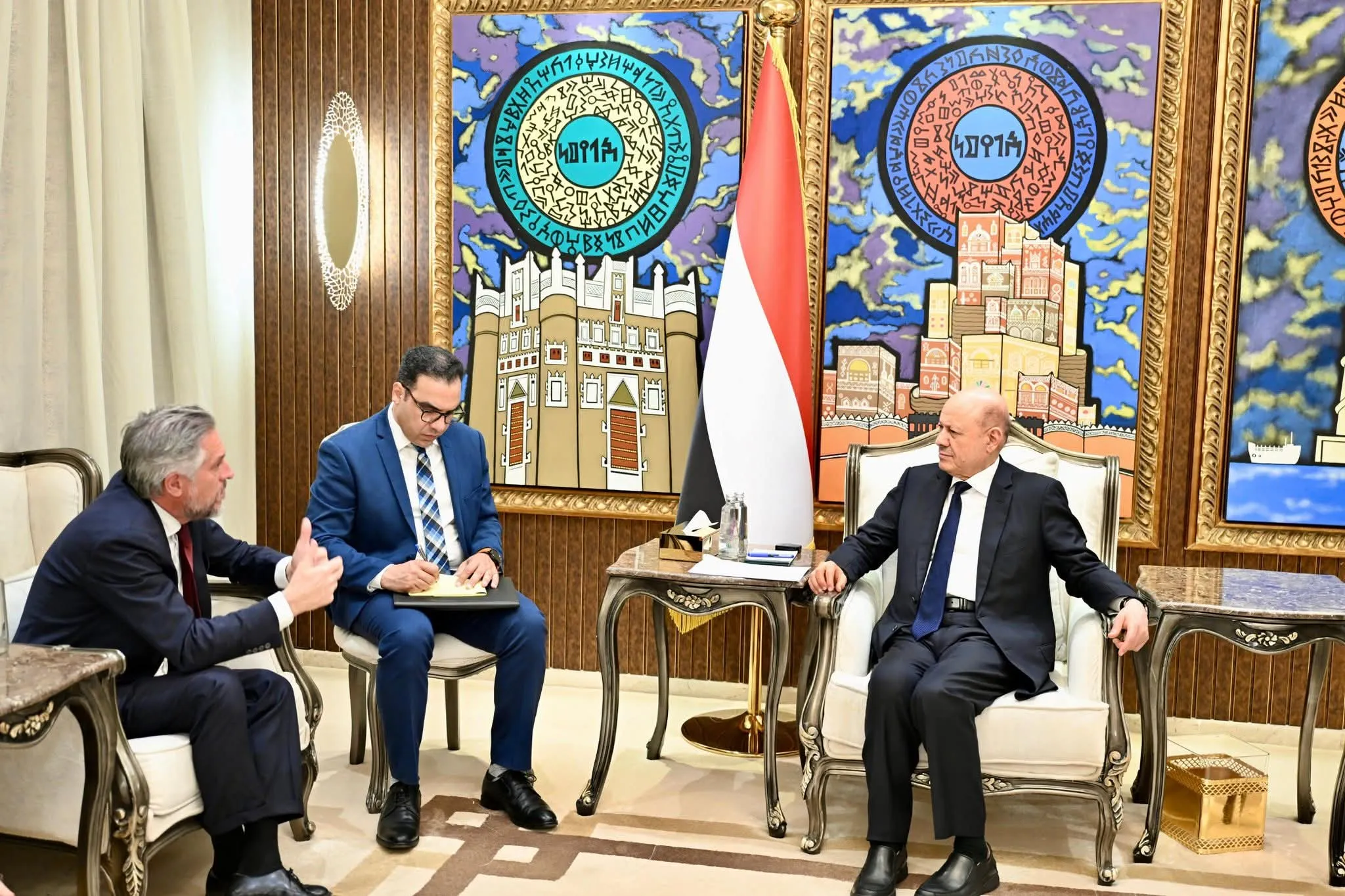 الرئيس العليمي: لا سلام مستدام في اليمن دون نزع سلاح المليشيات