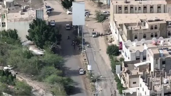 الحوثيون يفتشون حقائب النساء ويصادرون العملة الوطنية في المنفذ الشرقي لتعز