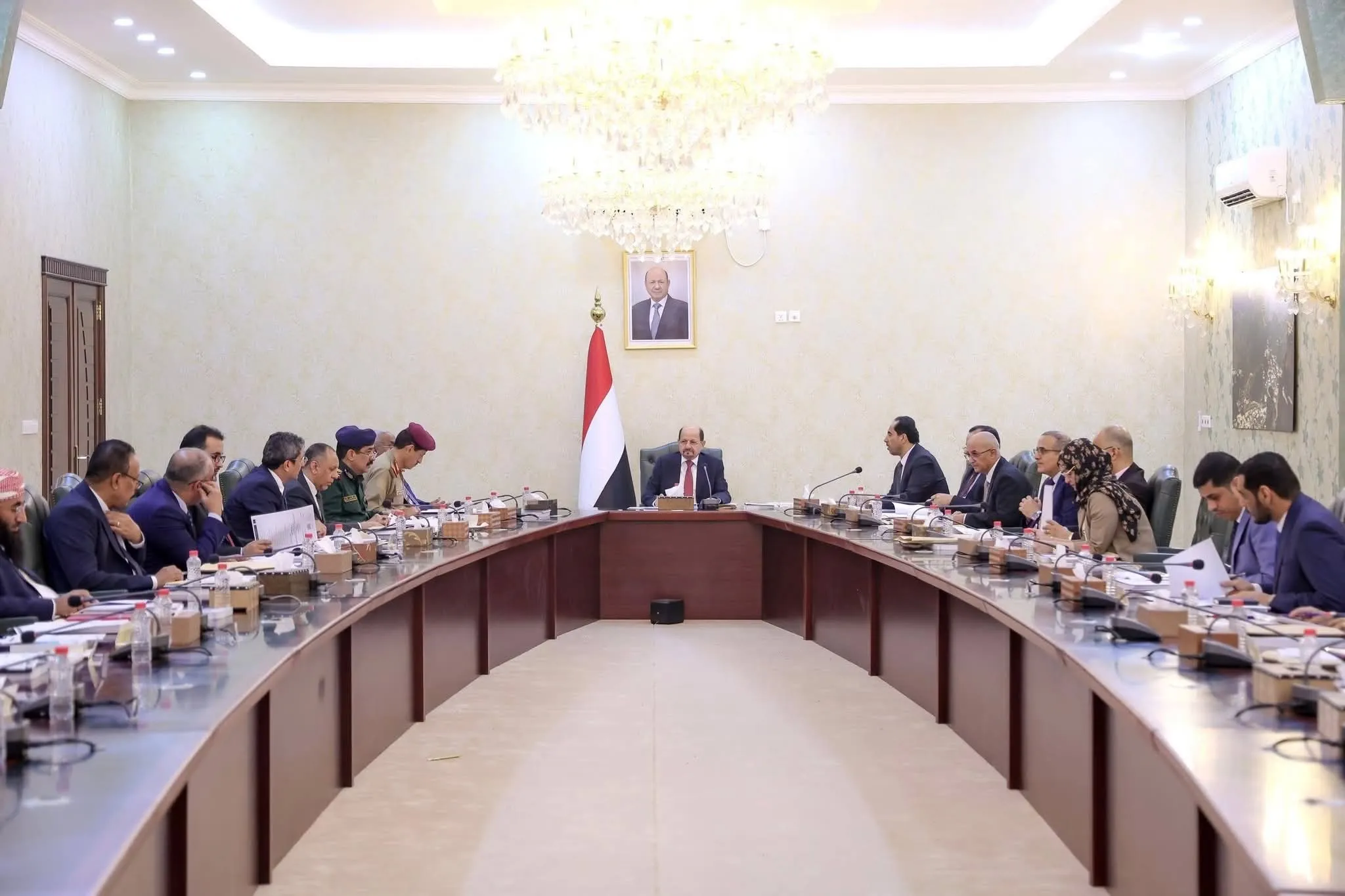 الحكومة تؤكد المضي في حلول استراتيجية لمعالجة أزمة الكهرباء وتحسين الخدمات