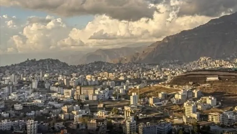 مسلحون حوثيون يقتحمون منزل مغترب ويعتدون على أسرته في إب
