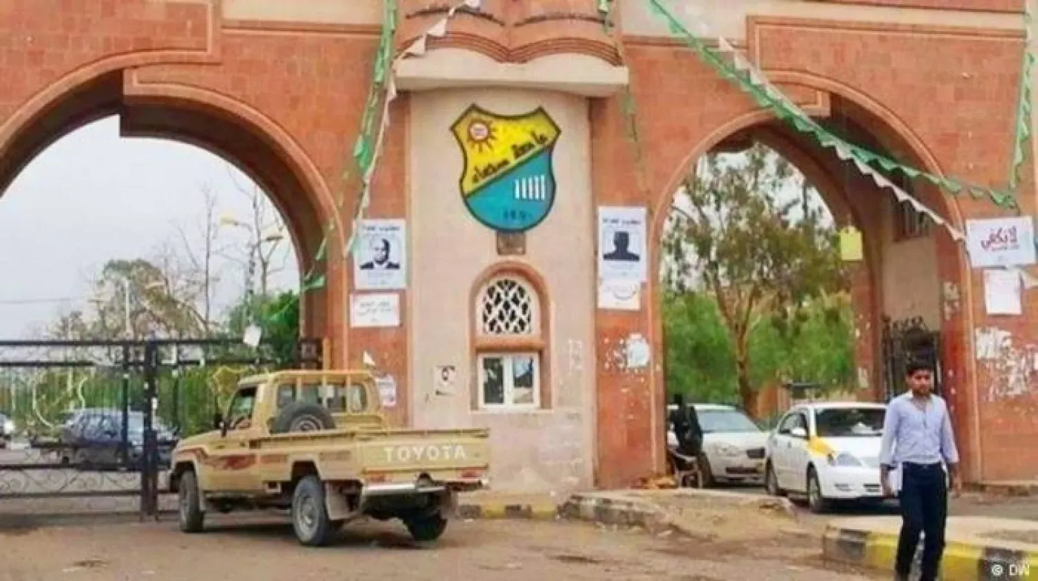 انخفاض الإقبال يدفع الحوثيين إلى خفض نسب القبول في الجامعات