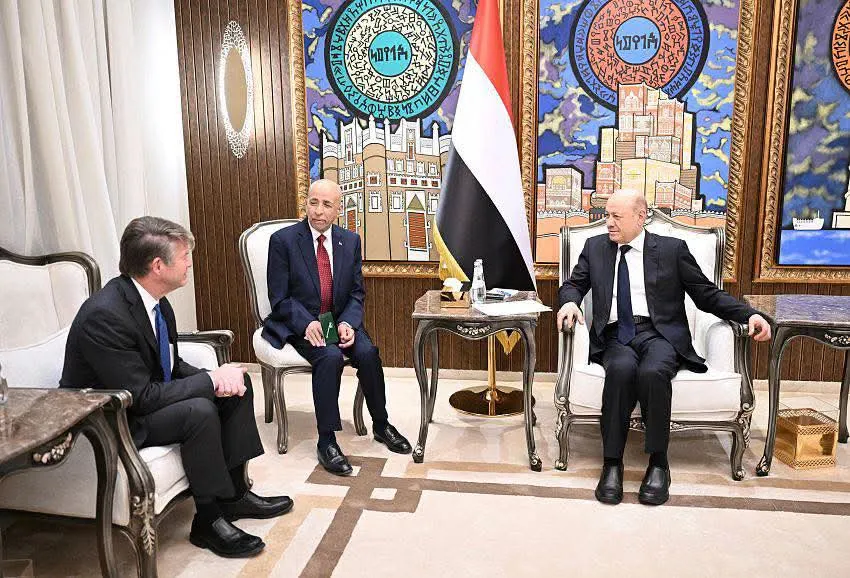 الرئيس العليمي يؤكد التزام الدولة بتسهيل عودة الاستثمارات الأجنبية في قطاع النفط