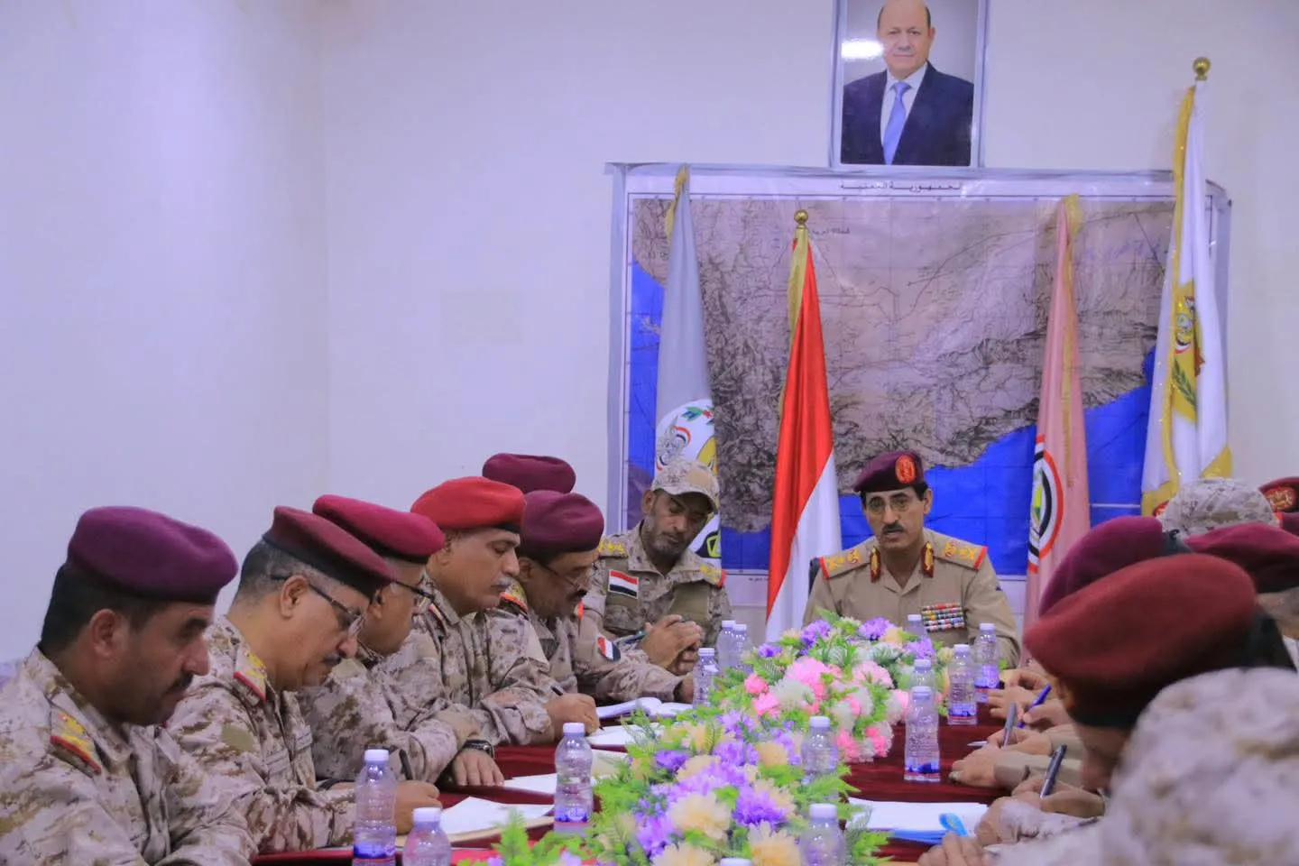 وزير الدفاع يؤكد خلال اجتماع استثنائي ضرورة مضاعفة الجهود لرفع الجاهزية القتالية