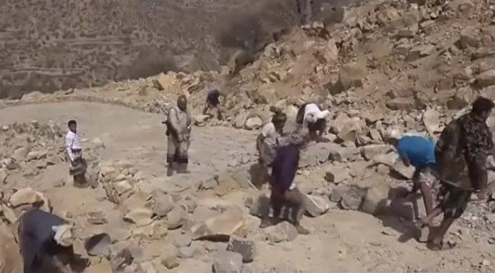 الحوثيون يشقون طريقا غرب تعز لتعزيز إمداداتهم وفتح مسارات جديدة