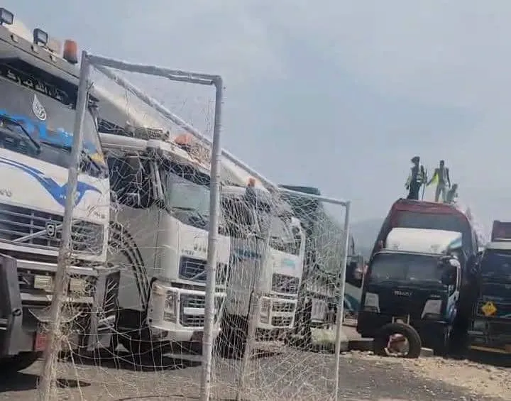 الحوثيون يرفعون رسوم جمارك الراهدة جنوب تعز على شحنات الدقيق