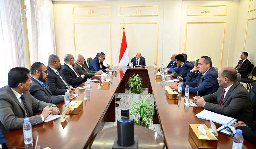 الرئيس العليمي يدعو الأحزاب إلى قيادة الوعي الوطني وتعزيز الجبهة الداخلية
