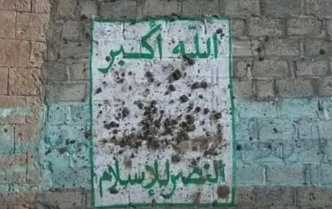 الحوثيون يلاحقون شبابًا في ذمار بعد كتابة شعارات تطالب برحيل الجماعة