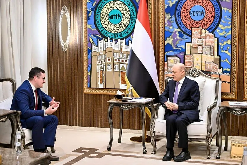 الرئيس العليمي يحذر من تحويل مطار صنعاء إلى منصة للرحلات الإيرانية