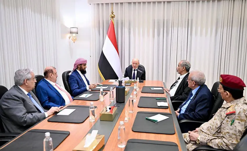 مجلس الدفاع يحمل الحوثيين وإيران مسؤولية التصعيد ويؤكد على حماية السيادة