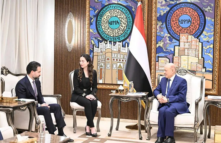 الرئيس العليمي: الحوثيون يستخدمون مطار صنعاء لخدمة قياداتهم وابتزاز المجتمع الدولي
