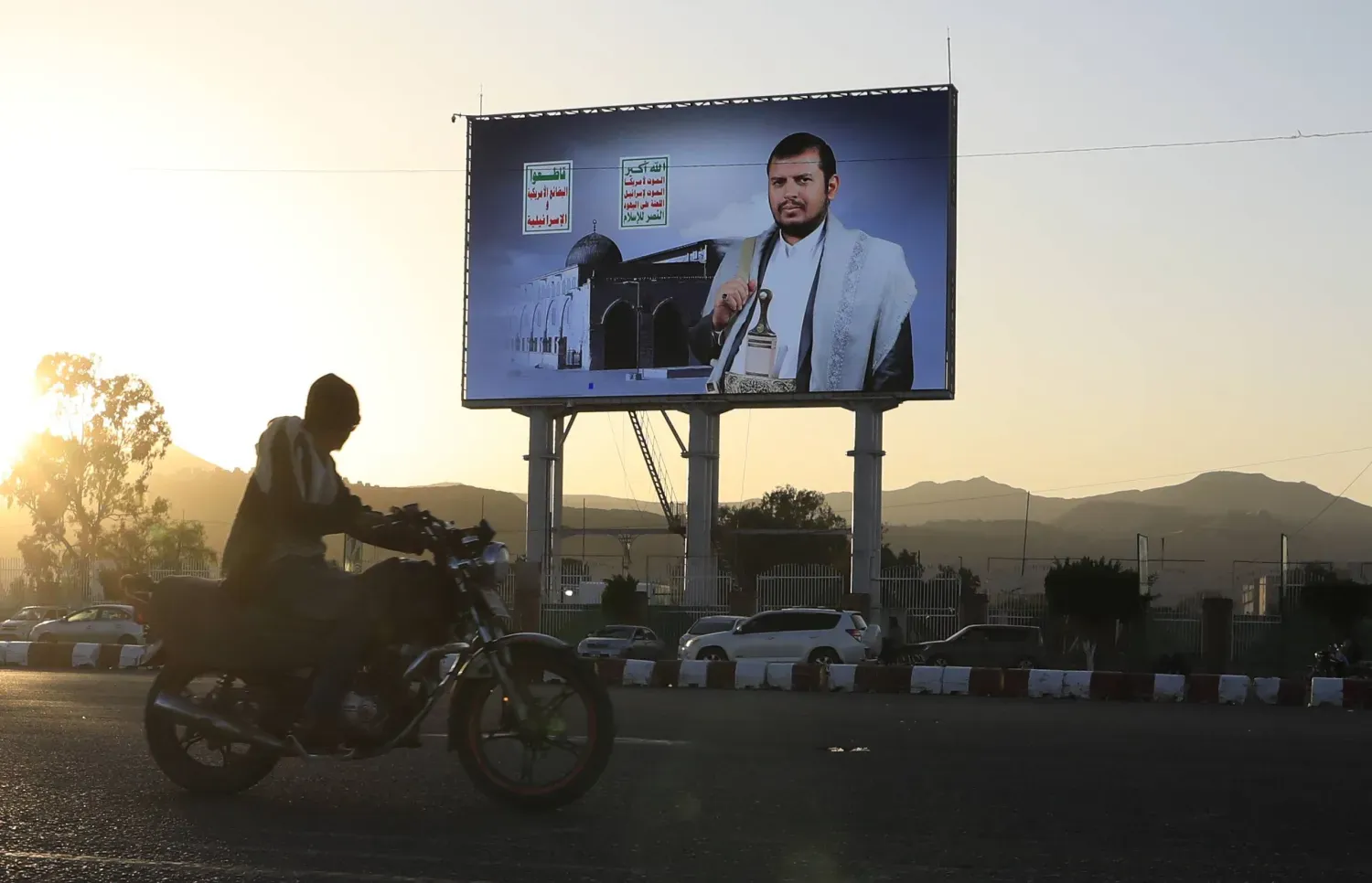 زعيم الحوثيين يهدد بالتصعيد إقليميا ويعلن استعداد جماعته لتنفيذ أجندة إيران