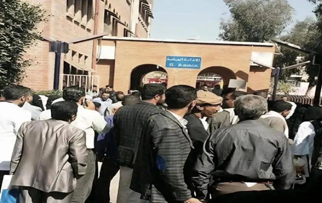 عناصر حوثية تعتدي بالضرب على طبيب في مستشفى الثورة بصنعاء